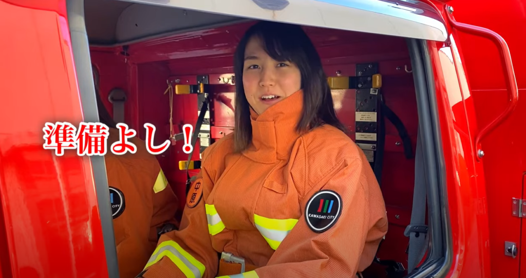 消防車に載る田中真美子さん
